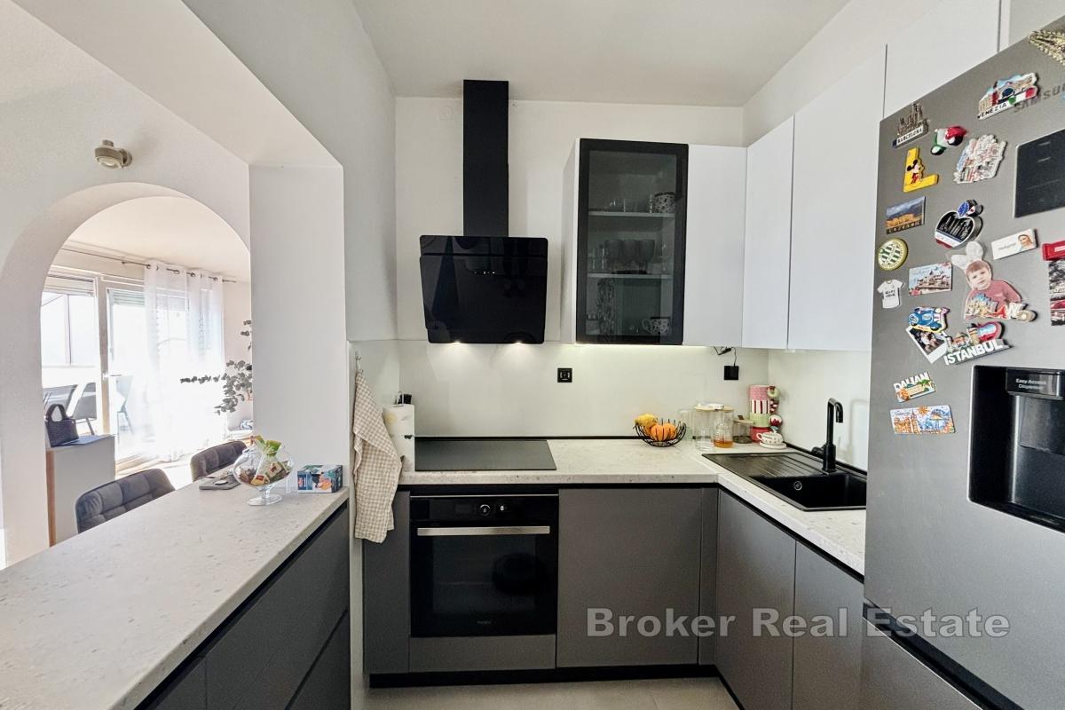 Prostran trosoban stan na atraktivnoj lokaciji s pogledom na more