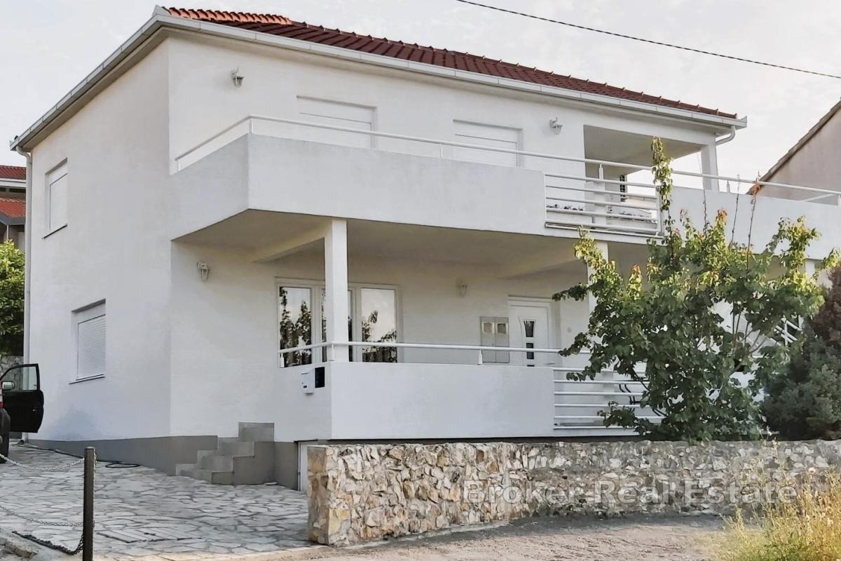 Samostojeća kuća blizu mora s dva stana i odličnom investicijskom prilikom