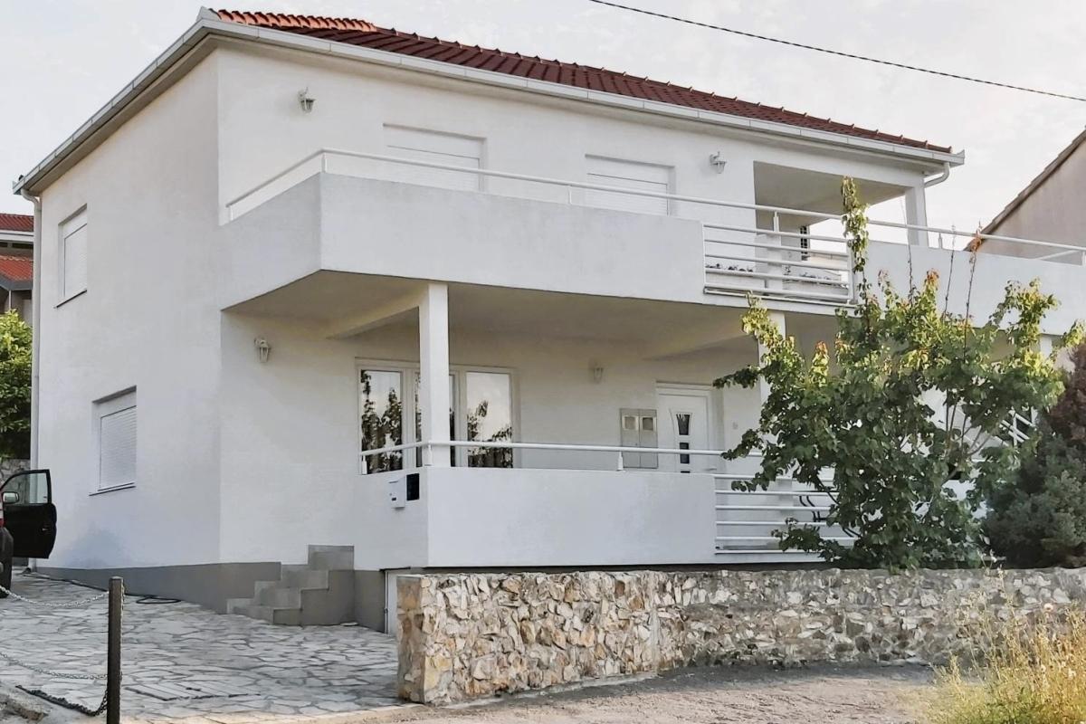 001-2060-04-Ciovo-Detached-house-with-two-apartments-near-the-sea-for-sale