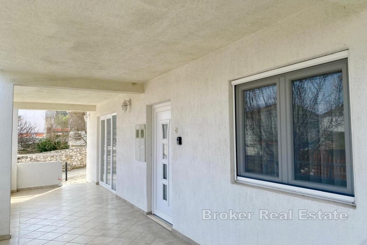 Fristående hus nära havet med två lägenheter och en utmärkt investeringsmöjlighet