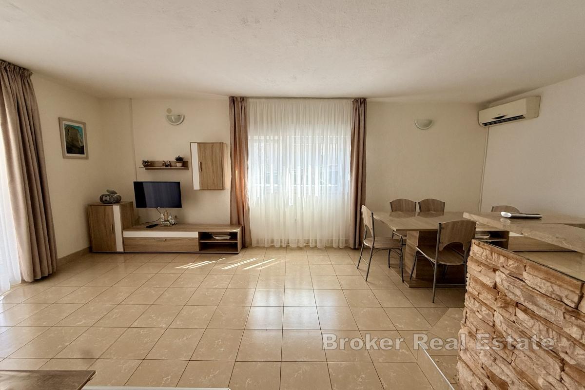 Fristående hus nära havet med två lägenheter och en utmärkt investeringsmöjlighet