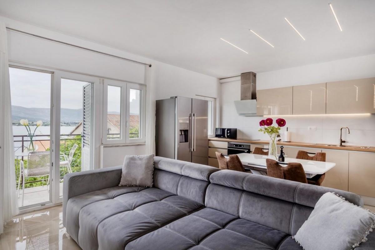 001-2060-06-Trogir-renovated-apartment-with-sea-view-and-garden-for-sale