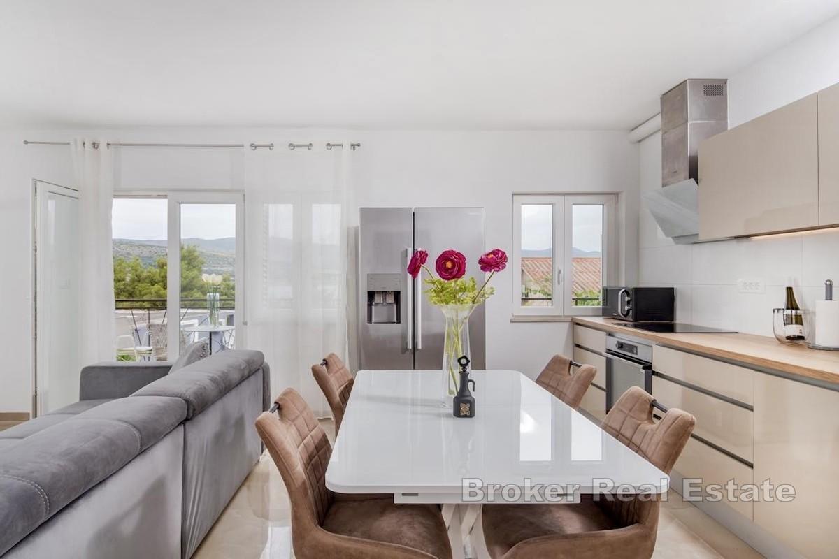 Nyrenoverad lägenhet med öppen havsutsikt och stor trädgård