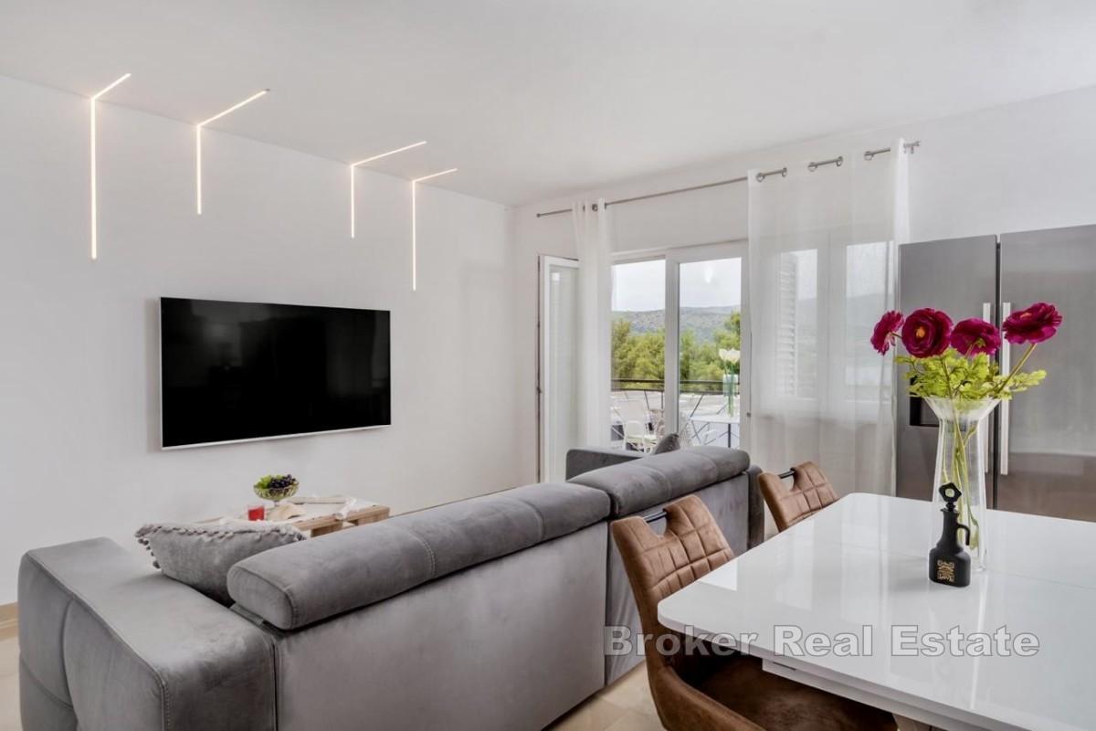 Nowo wyremontowany apartament z widokiem na morze i dużym ogrodem