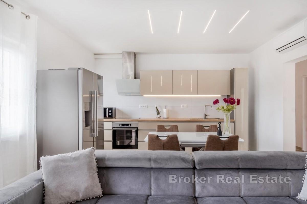 Nyrenoverad lägenhet med öppen havsutsikt och stor trädgård