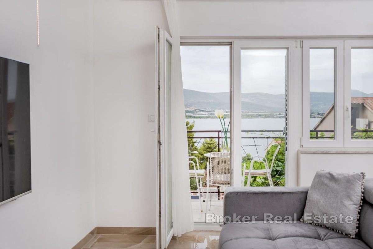 Nyrenoverad lägenhet med öppen havsutsikt och stor trädgård