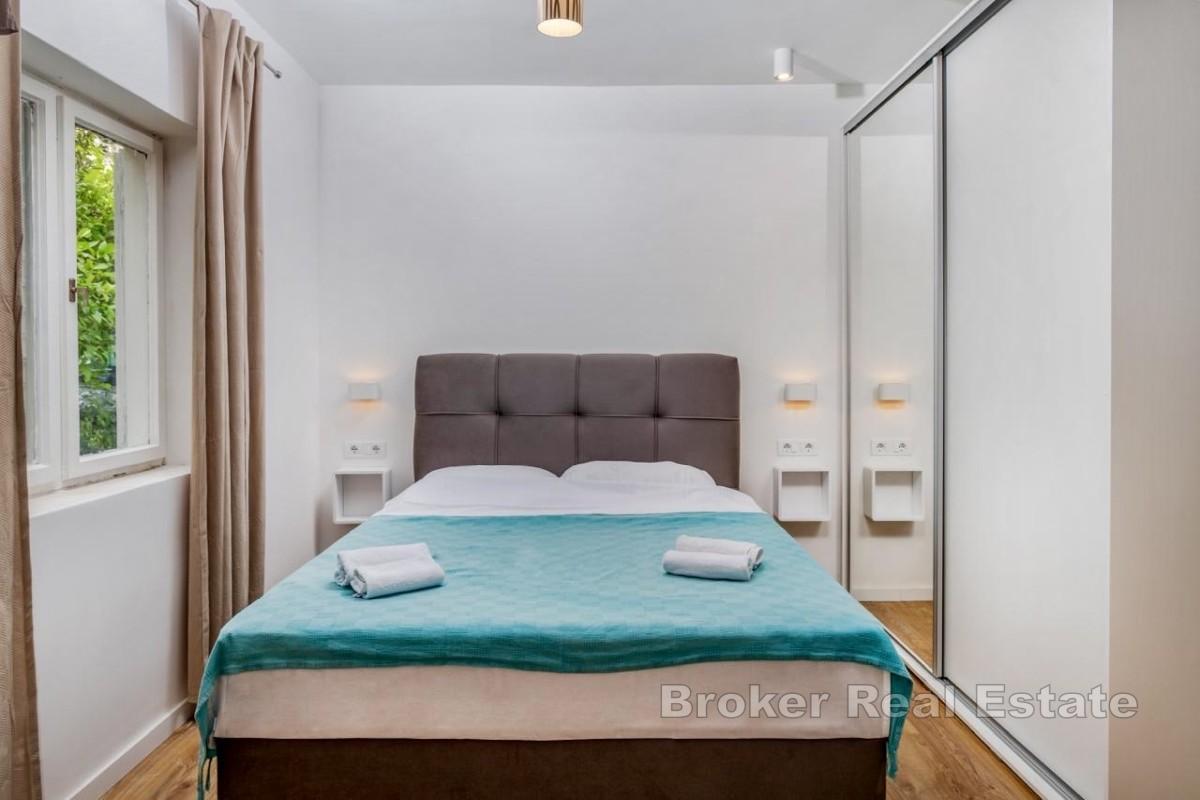 Nyrenoverad lägenhet med öppen havsutsikt och stor trädgård