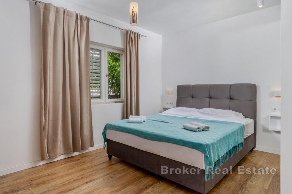Nowo wyremontowany apartament z widokiem na morze i dużym ogrodem