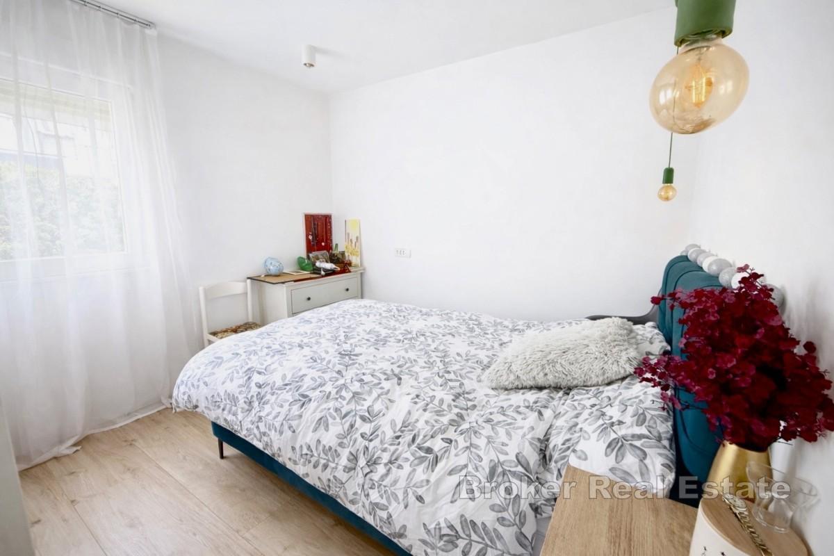 Nowoczesny apartament z dwiema sypialniami i dużym, prywatnym ogrodem
