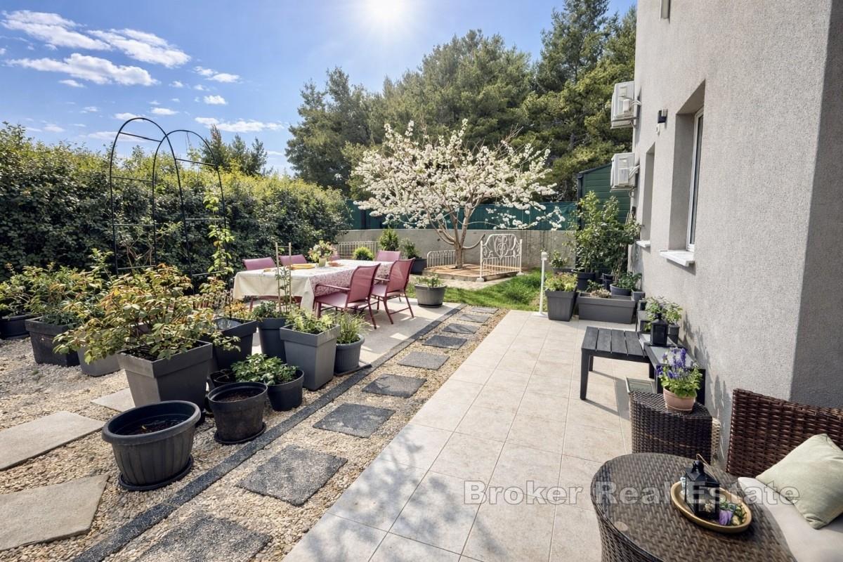 Nowoczesny apartament z dwiema sypialniami i dużym, prywatnym ogrodem