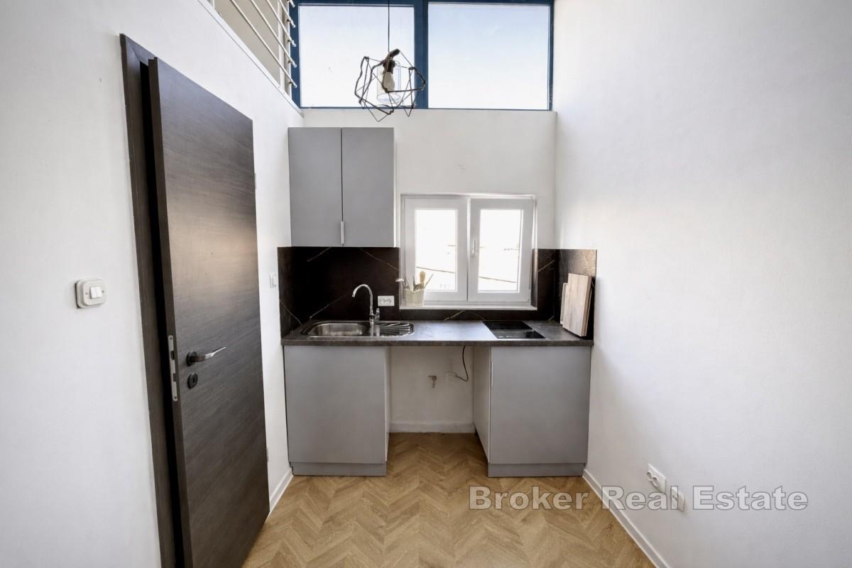 Spazio moderno e funzionale con galleria in affitto a lungo termine