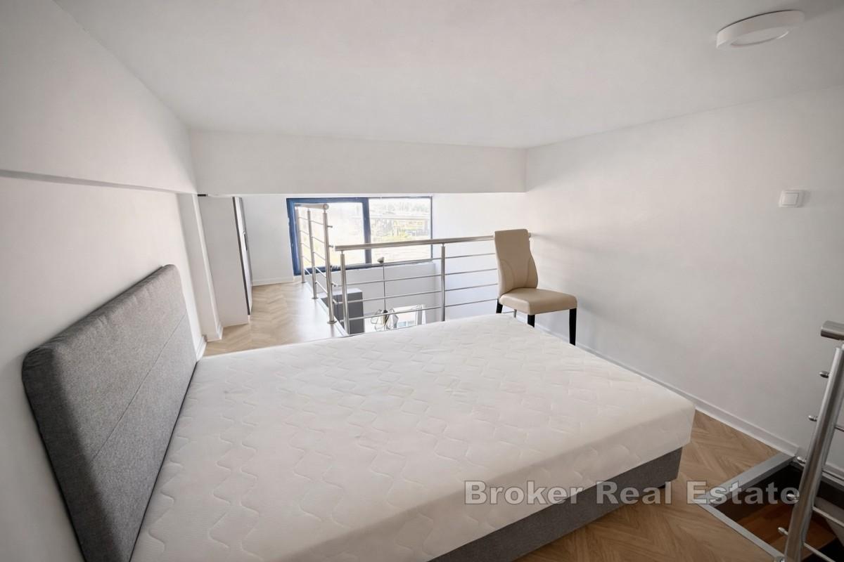 Spazio moderno e funzionale con galleria in affitto a lungo termine