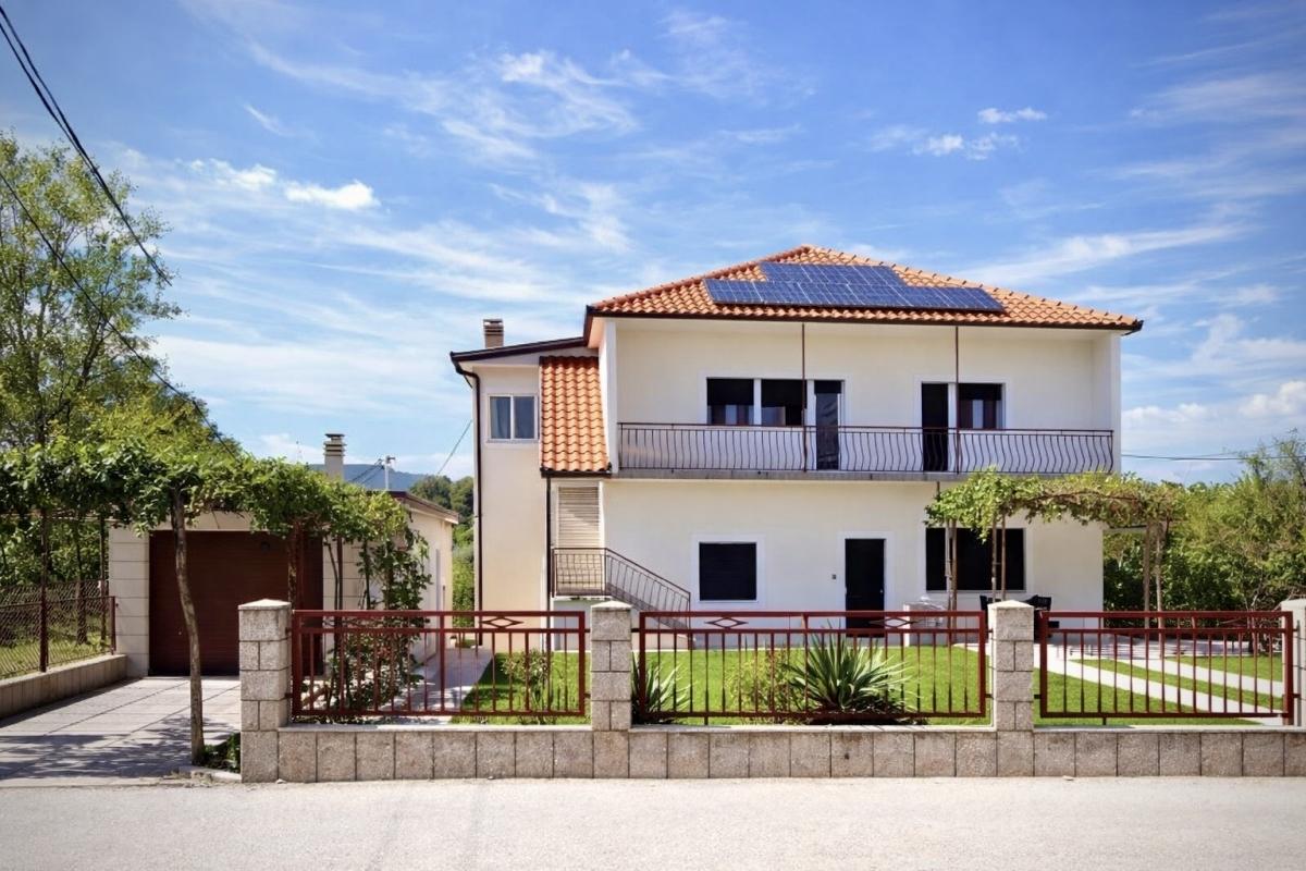 001-2060-11-Split-Area-Family-house-with-yard-and-two-seperate-apartments-for-sale