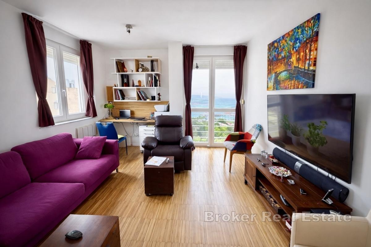 Confortevole appartamento con tre camere da letto e vista mare e città