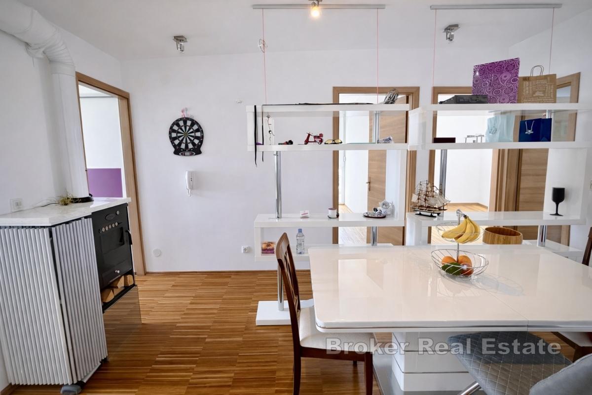 Confortevole appartamento con tre camere da letto e vista mare e città