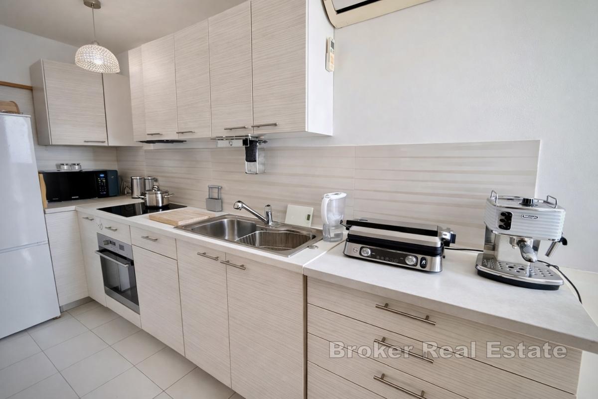 Confortevole appartamento con tre camere da letto e vista mare e città