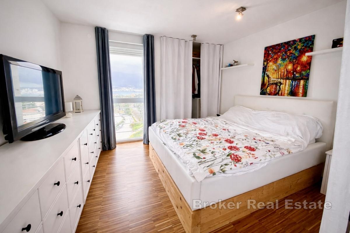 Confortevole appartamento con tre camere da letto e vista mare e città