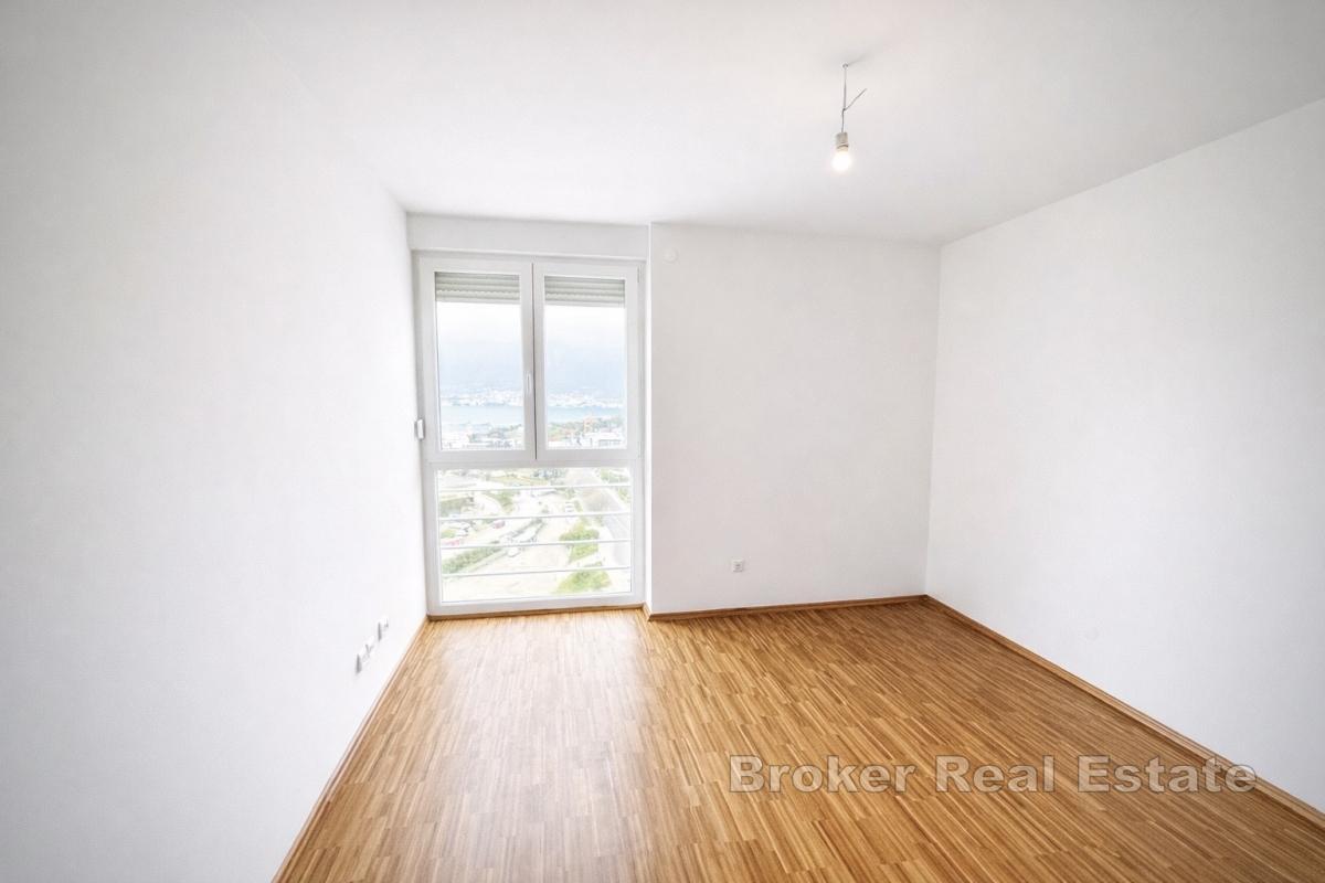 Confortevole appartamento con tre camere da letto e vista mare e città