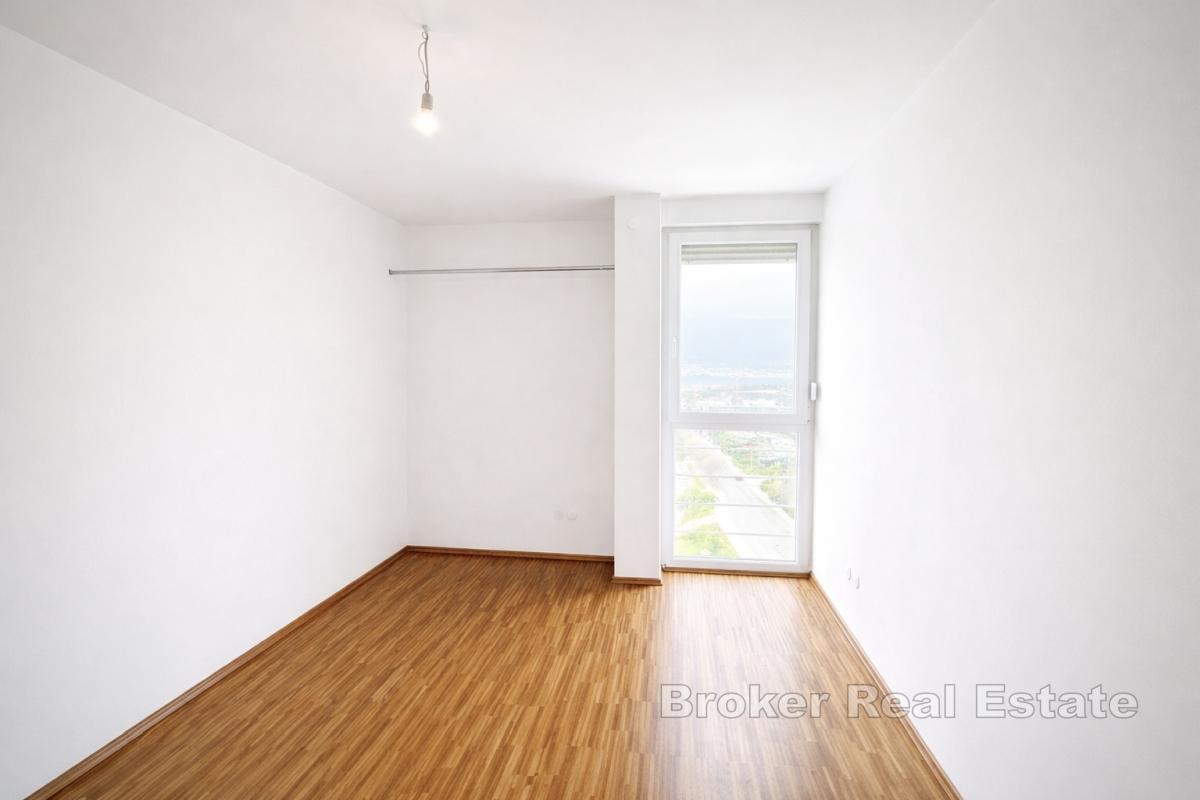 Confortevole appartamento con tre camere da letto e vista mare e città