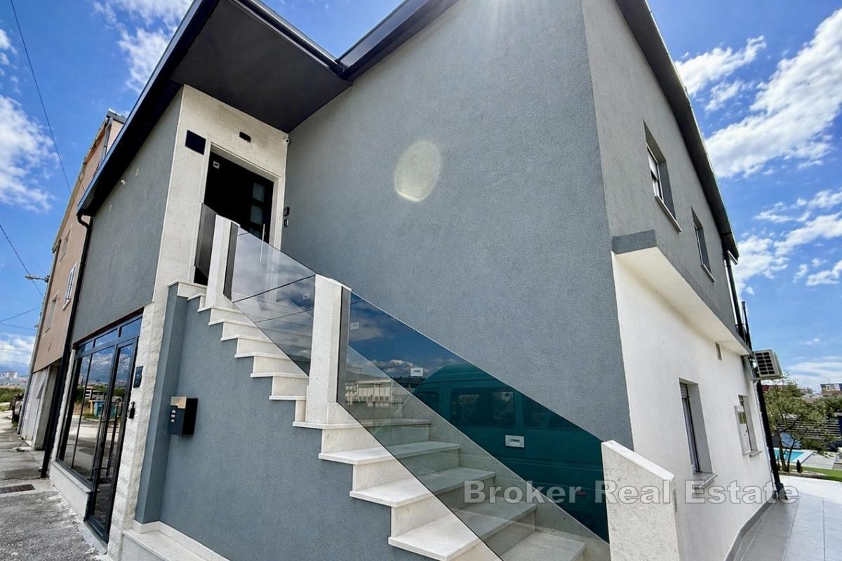 Moderní dům s bazénem a dvěma apartmány v klidné lokalitě