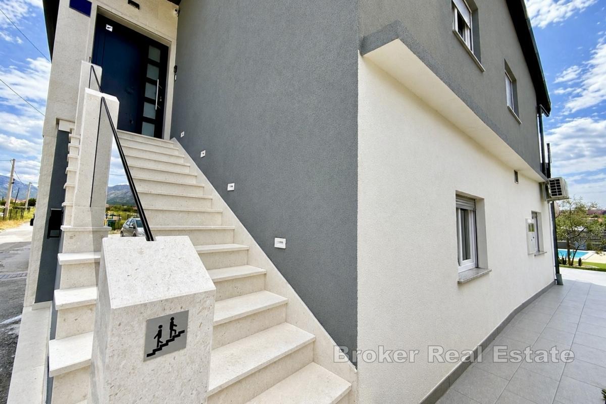 Moderní dům s bazénem a dvěma apartmány v klidné lokalitě