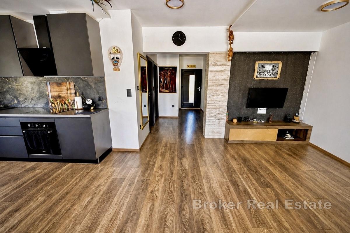 Moderní dům s bazénem a dvěma apartmány v klidné lokalitě