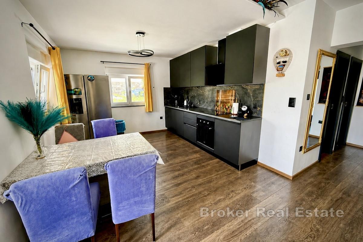 Moderní dům s bazénem a dvěma apartmány v klidné lokalitě
