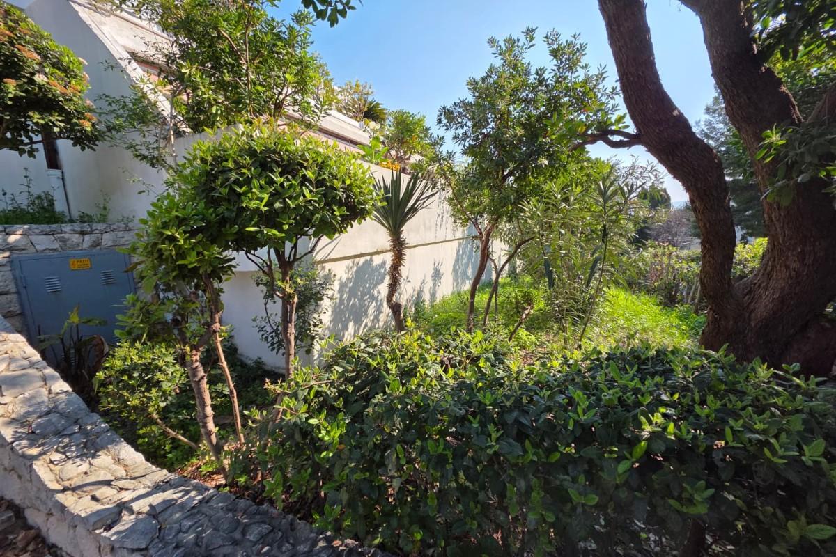 001-2061-01-Split-Meje-Spacious-four-bedroom-apartment-near-the-promenade-for-sale