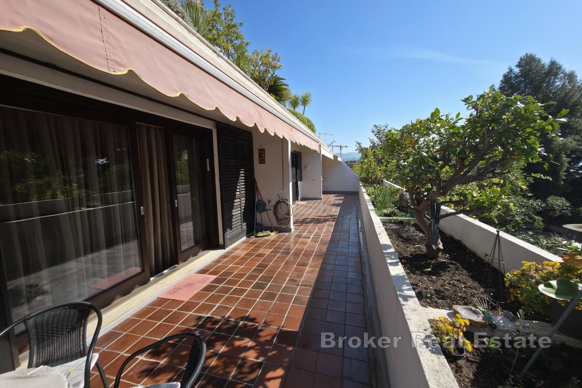 Komfortabel leilighet med fire soverom nær hovedpromenaden og ACI-marinaen