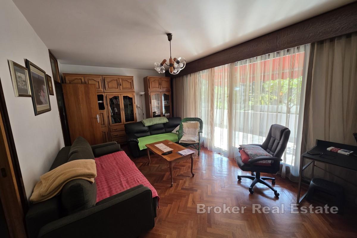 Komfortabel leilighet med fire soverom nær hovedpromenaden og ACI-marinaen