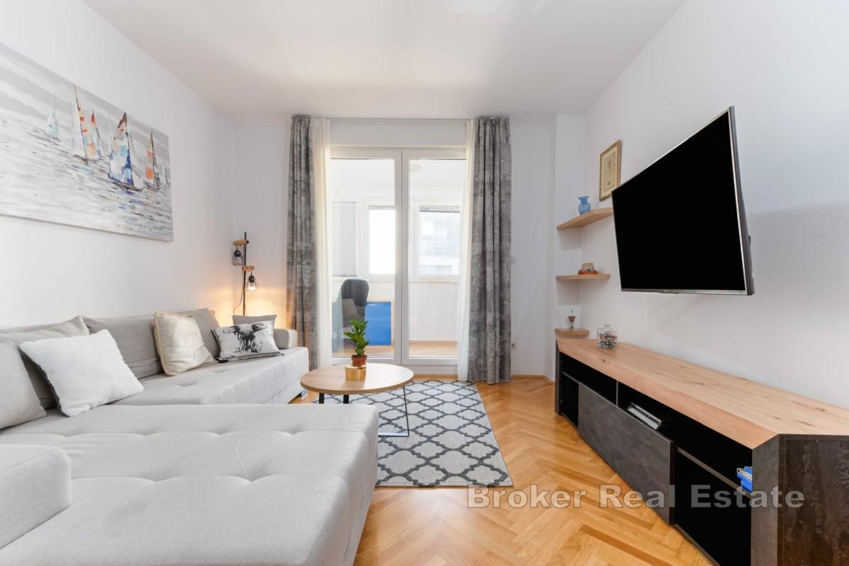 Меблированная двухкомнатная квартира в отличном месте