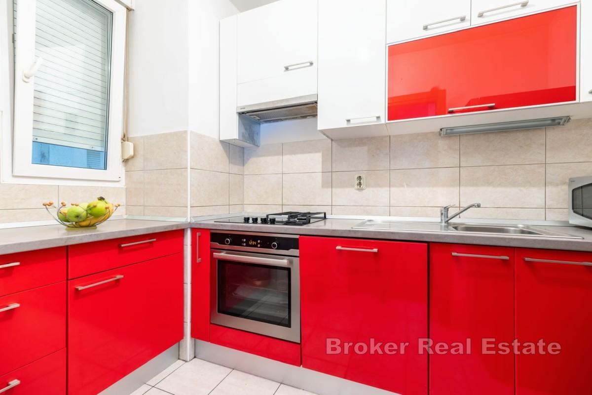 Меблированная двухкомнатная квартира в отличном месте