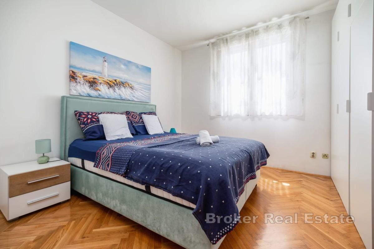 Меблированная двухкомнатная квартира в отличном месте