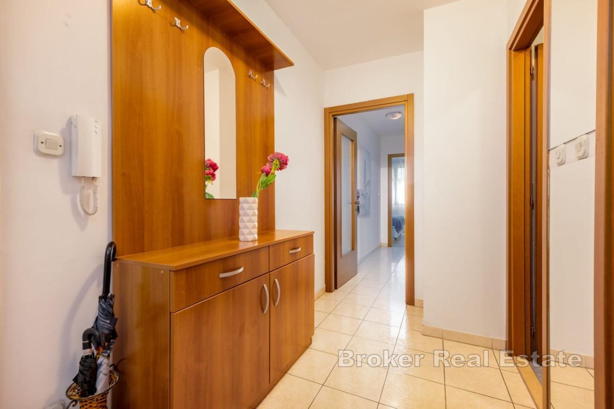 Меблированная двухкомнатная квартира в отличном месте