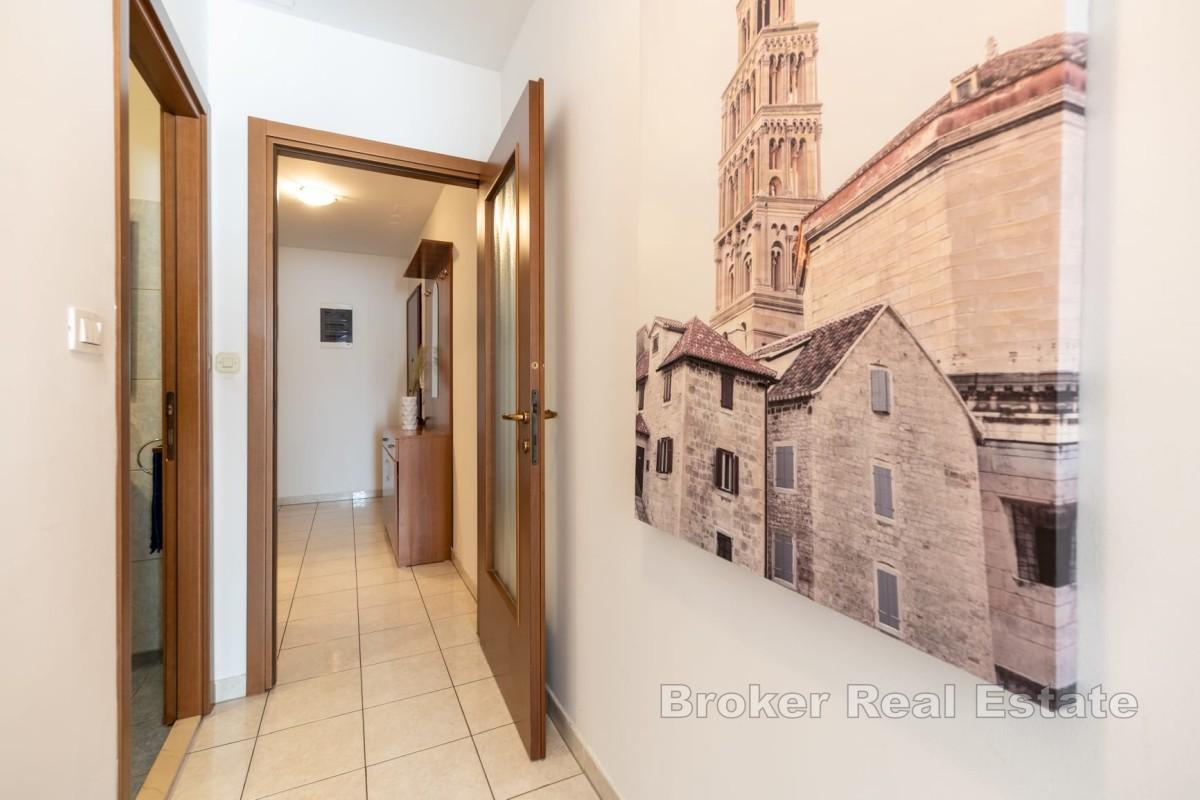 Меблированная двухкомнатная квартира в отличном месте