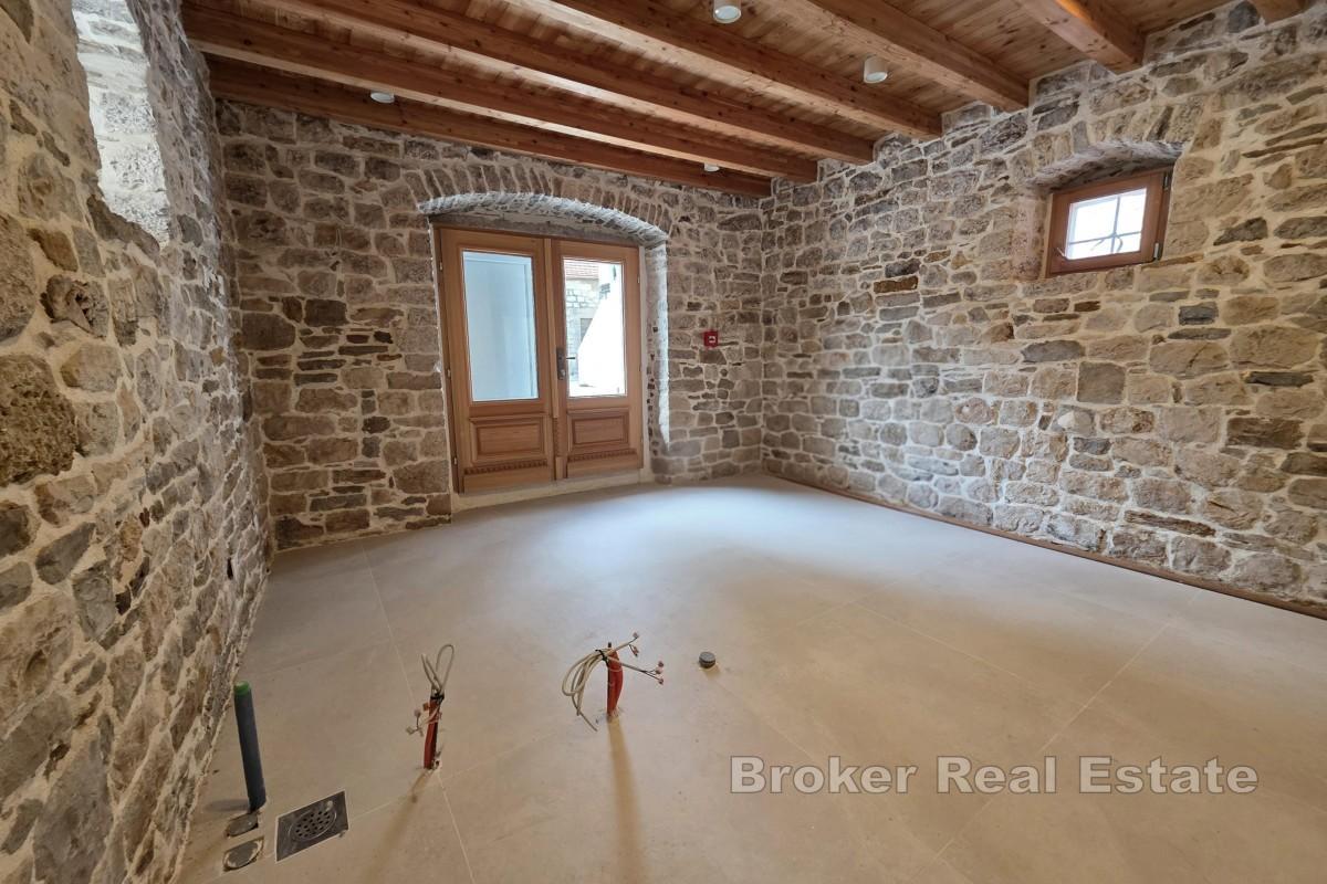 Espace de bureaux récemment rénové dans une maison traditionnelle en pierre