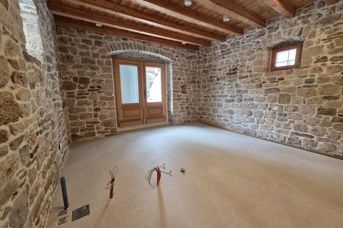001-2061-04-Kastel-Stari-newly-renovated-commercial-space-in-a-traditional-stone-house-for-sale