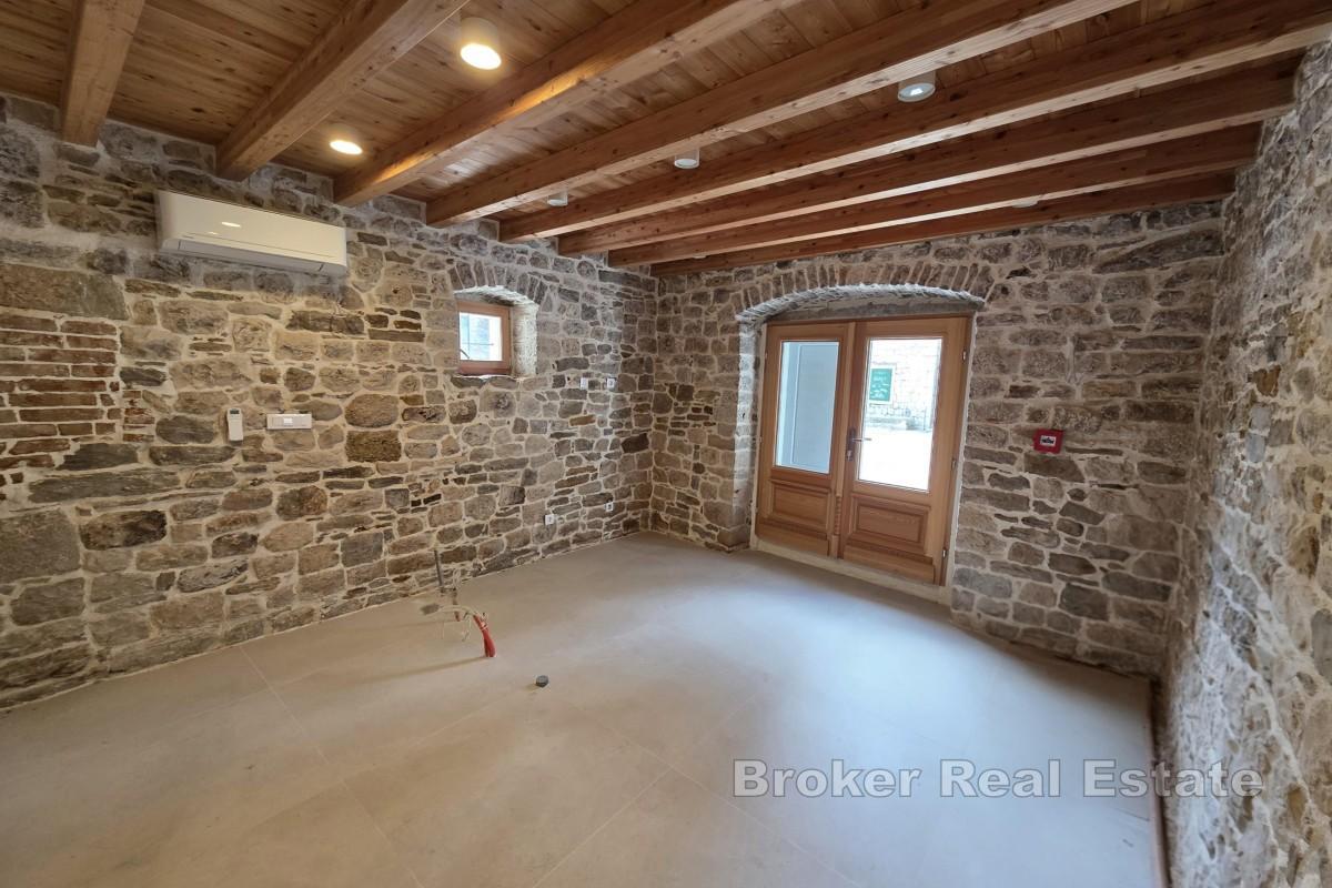 Nowo wyremontowana powierzchnia biurowa w tradycyjnym kamiennym domu