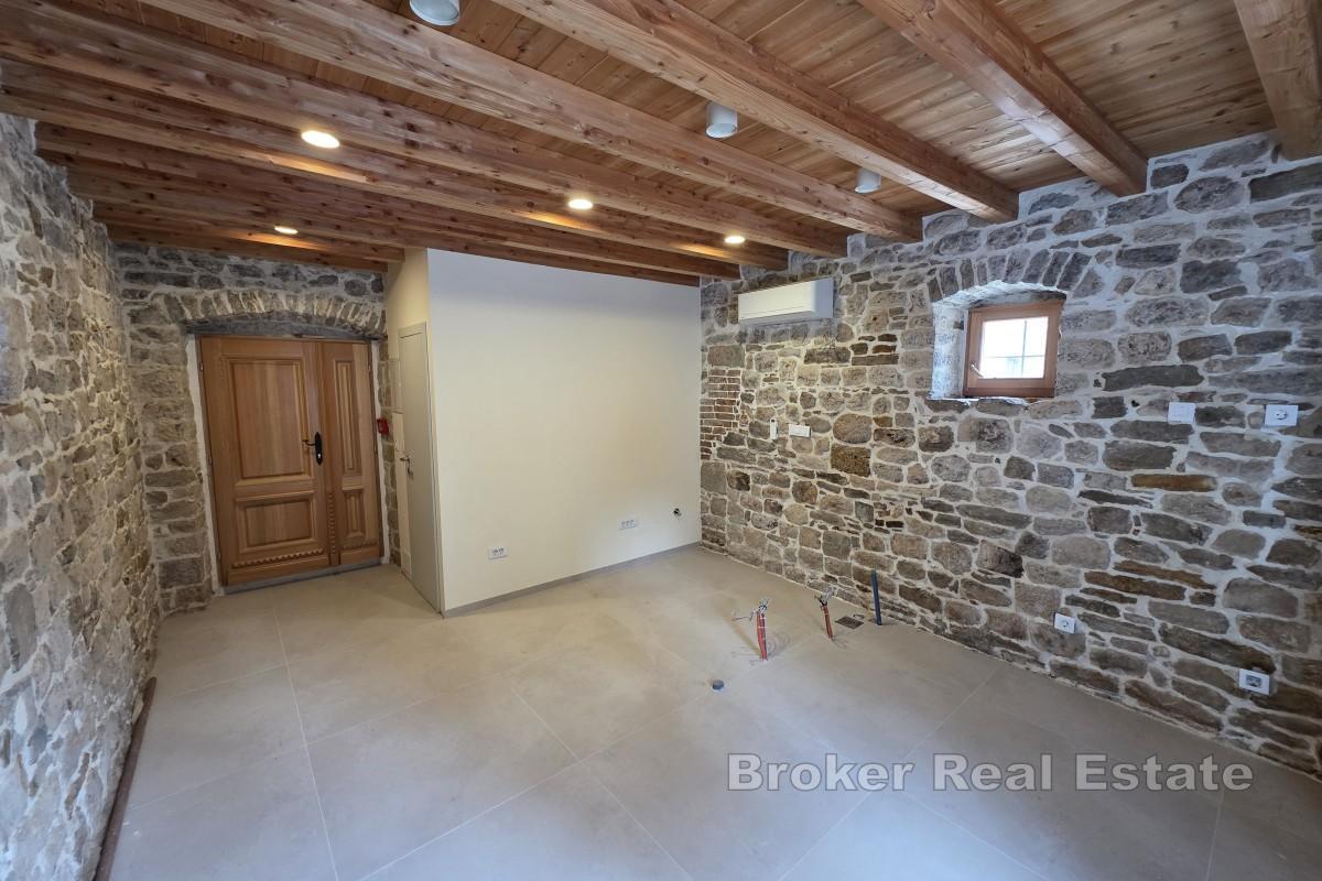 Espace de bureaux récemment rénové dans une maison traditionnelle en pierre