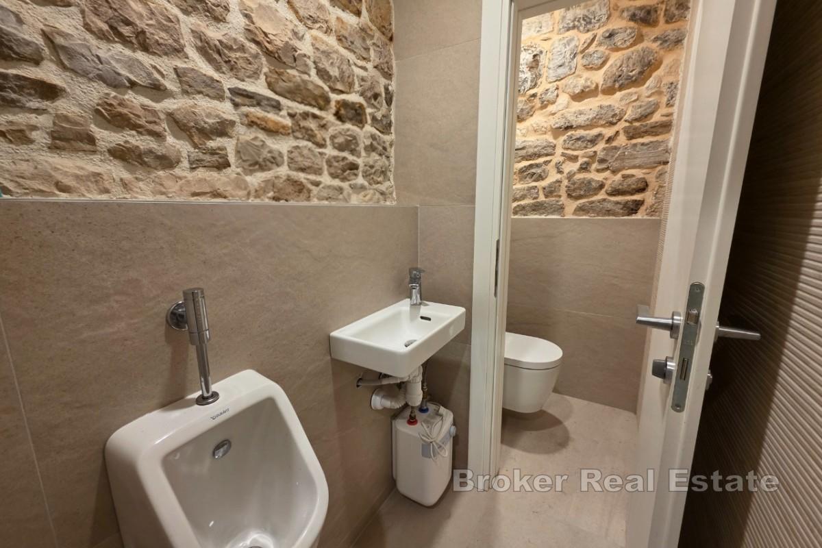 Espace de bureaux récemment rénové dans une maison traditionnelle en pierre