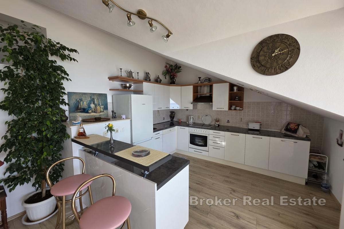 Dvoupokojový apartmán v Žnjanu s panoramatickým výhledem na moře