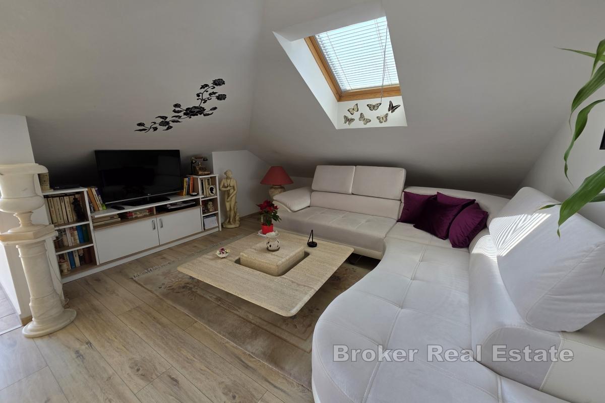 Dvoupokojový apartmán v Žnjanu s panoramatickým výhledem na moře