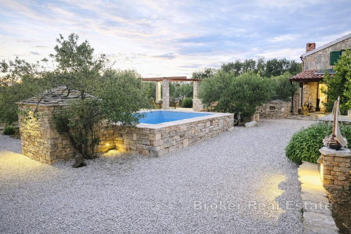 Очаровательный каменный дом в оливковой роще