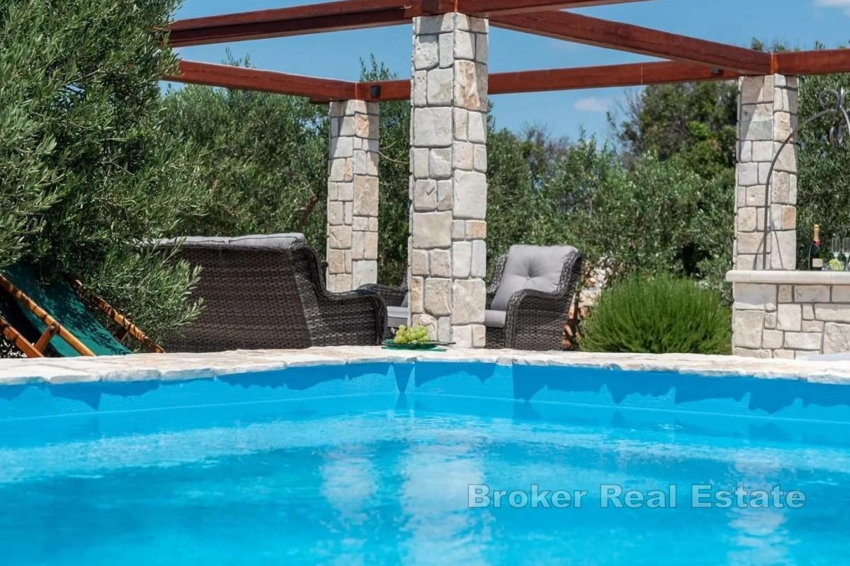 Очаровательный каменный дом в оливковой роще