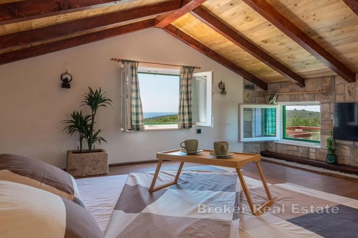 Incantevole casa in pietra immersa in un uliveto