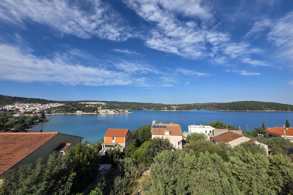 001-2061-09-Solta-Spacious-house-with-olicw-grove-and-a-sea-view-for-sale