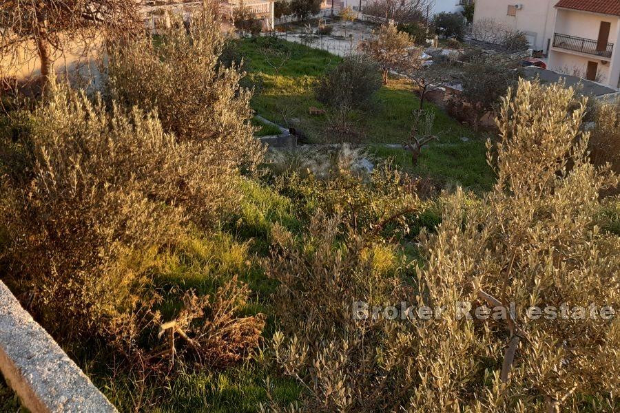 Bygningsland med havutsikt