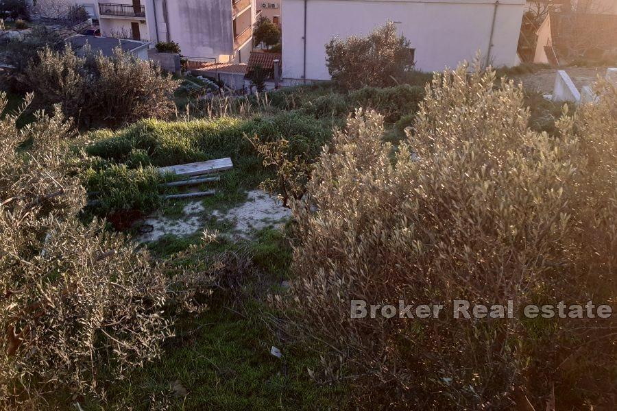 Bygningsland med havutsikt