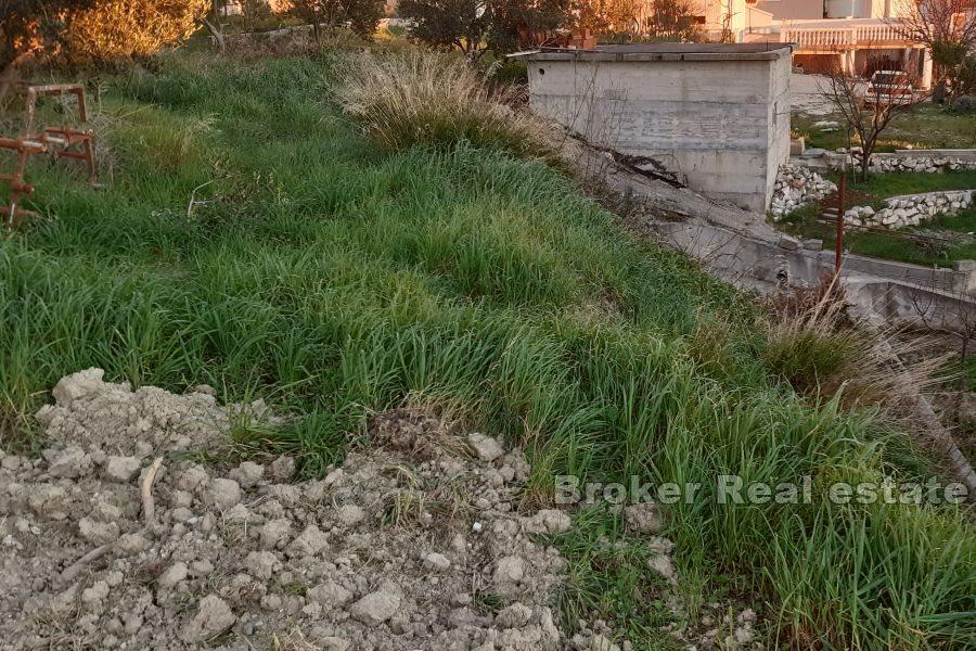 Bygningsland med havutsikt