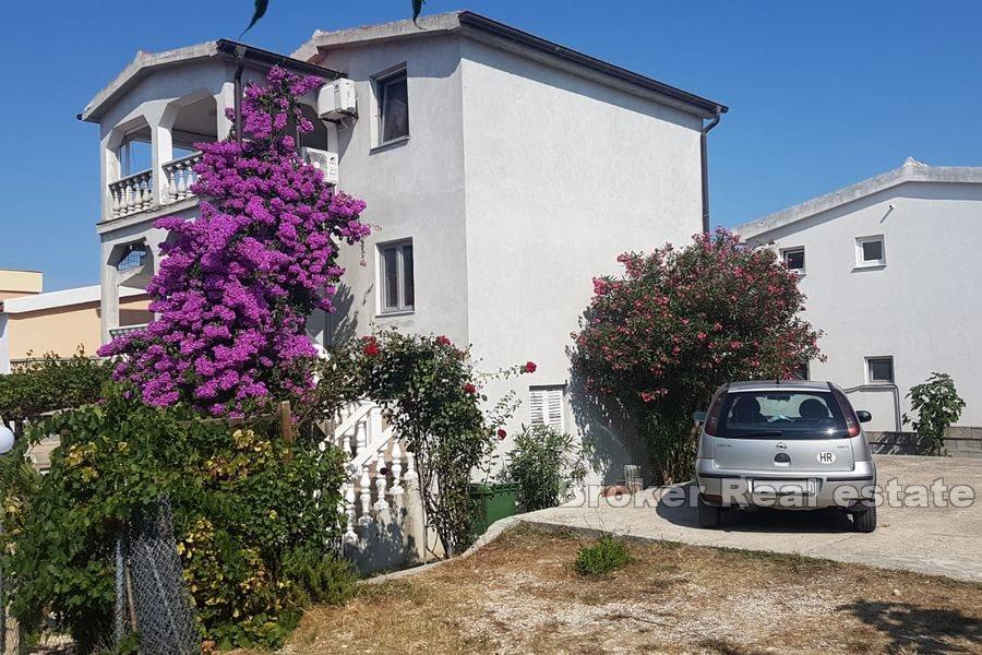 Obiteljska kuća na tri etaže u blizini mora